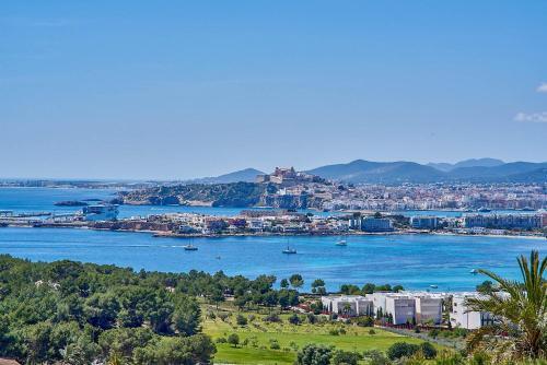 Playa de Talamanca Villa Sleeps 9 Pool Air Con Wifi