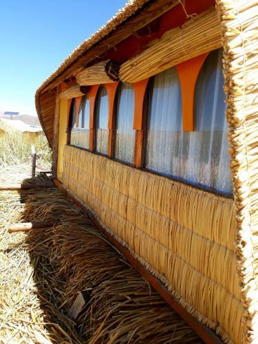 Hostal Uros Lupaka Lodge Hotel