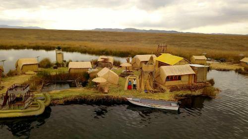 Hostal Uros Lupaka Lodge Hotel