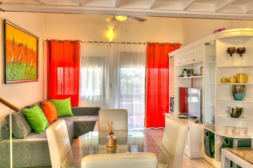 Apartamento Oceanfront Apt With Pool Views In Stanza Mare