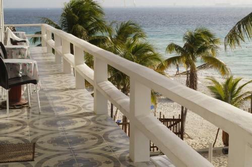 Chichis And Charlies Beachfront Hotel