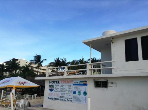 Chichis And Charlies Beachfront Hotel
