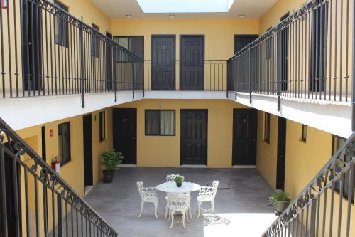 Hotel Flores Hills