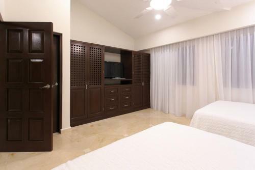 Villa Luxury Beachfront Home By Tripintravel