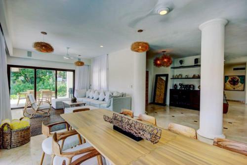 Villa Luxury Beachfront Home By Tripintravel