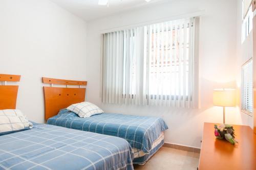 Three Bedroom Home - Walk To Beach & Pool