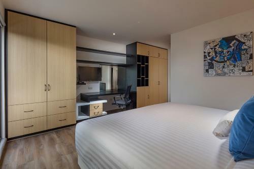 Room Hotel & Suites