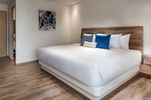 Room Hotel & Suites