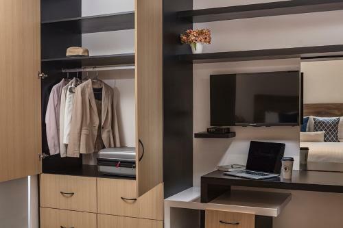 Room Hotel & Suites