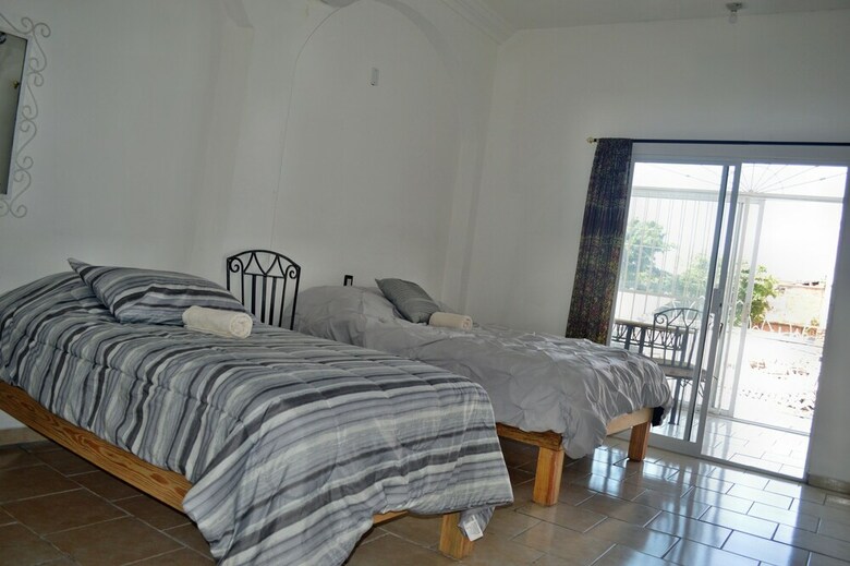 Alexandross Hostel B&B