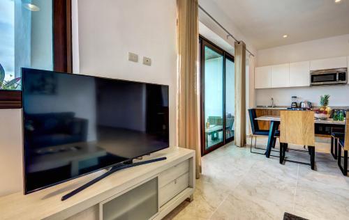 Lunata Apartment 102