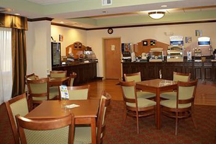 Holiday Inn Express Hotel & Suites