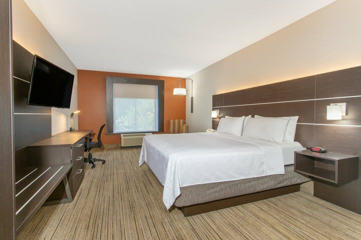 Holiday Inn Express Hotel & Suites