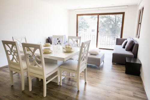 Apartamento Departamento 2 Br Cerca De La Aurora