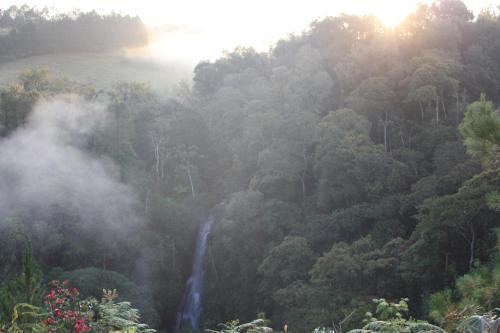 Bed & Breakfast Waterfall Caf� Retreat