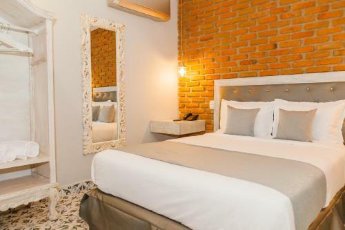 Adaz Hotel