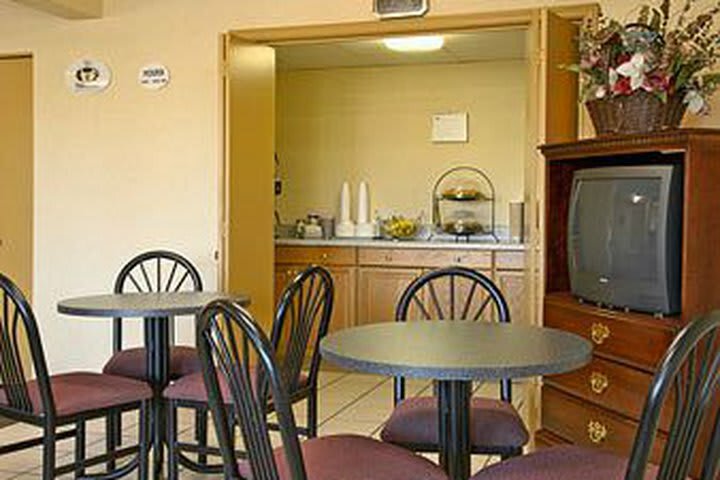 Hotel Super 8 Clarksville Northeast
