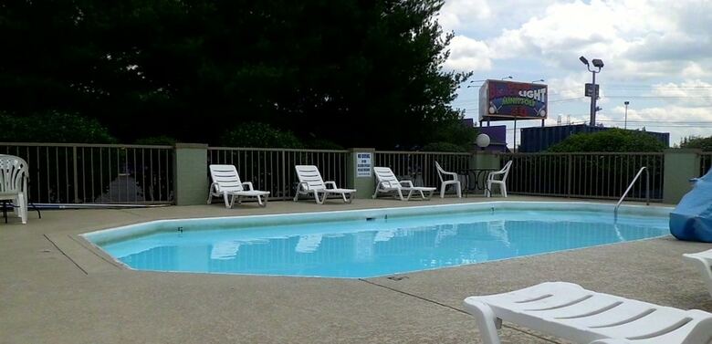 Hotel Super 8 Clarksville Northeast