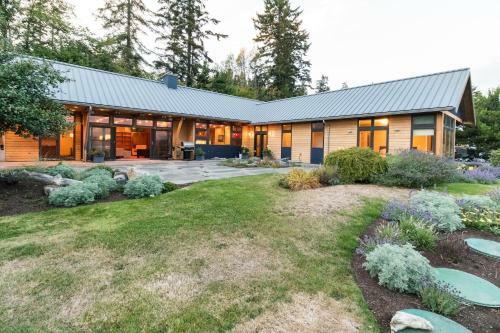 Fidalgo Island Waterfront Stunner