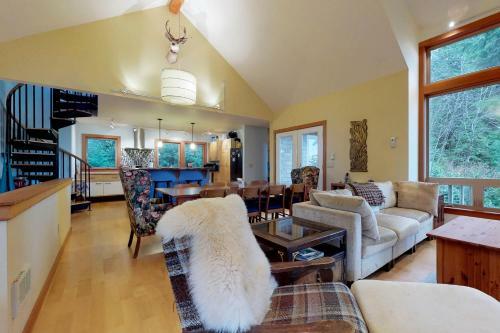 Magical Wooded Retreat In Cove Beach