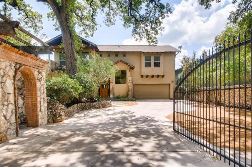 Luxurious 4 Bedroom Home In Central Austin
