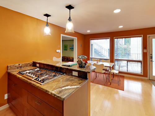 Apartamento 1106 W 6th Condo