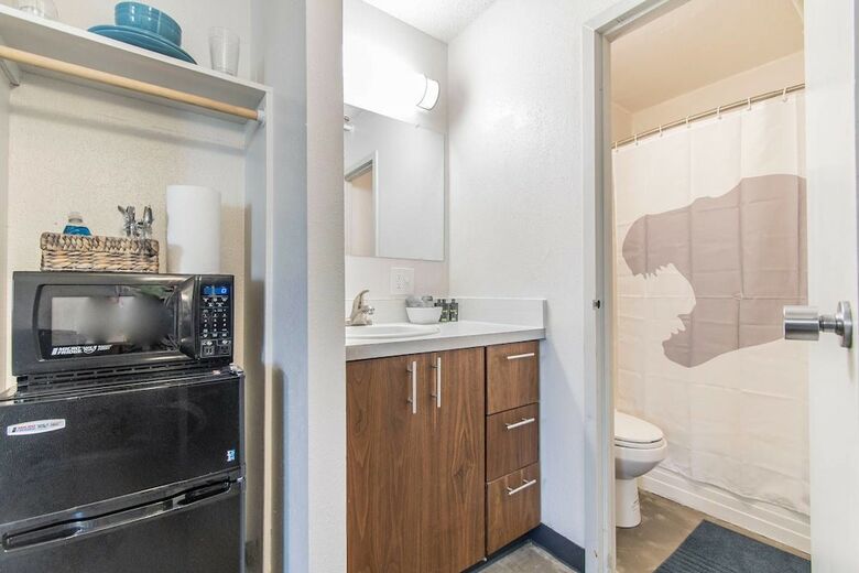 Apartamento University District Flat + Amenitized Building