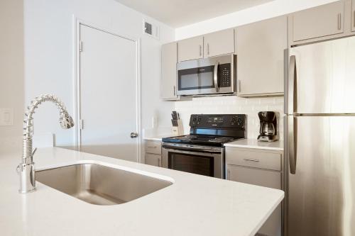 The Domain Premier Suites By Sonder