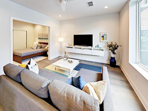 Apartamento 1800 E 4th Street Condo #222