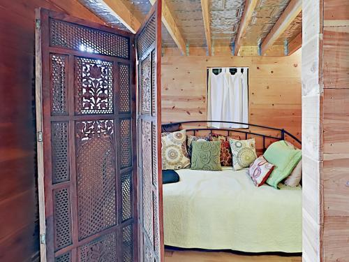 10202 Wommack Rd Cabin