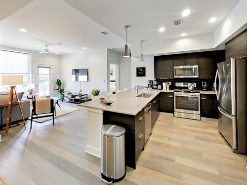 Apartamento 1800 E 4th Street Condo #245