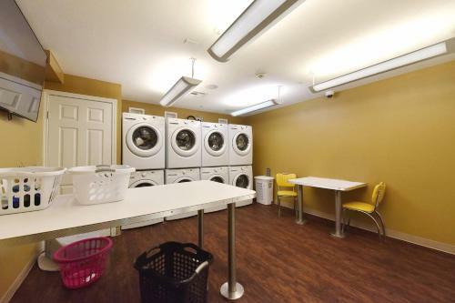 Staylo Luxury 2 Bedroom Apartment