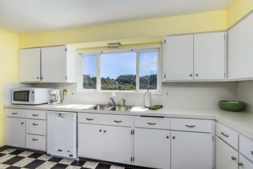 Spindrift Oceanfront Home - The Helm