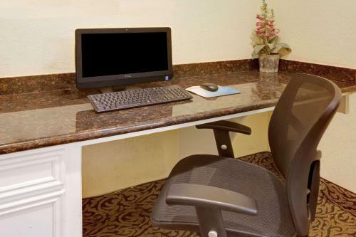 Hotel Baymont By Wyndham Baytown