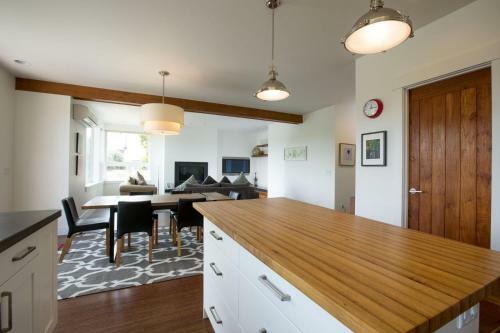Golden Zone-on River-4br/3.5ba