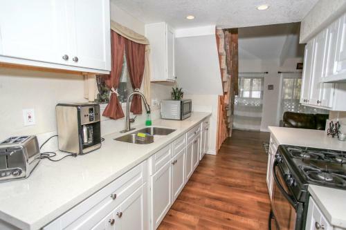 1724 - Bear Cub Den Home