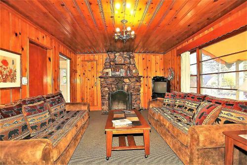 Vista Pines Rustic Family Home