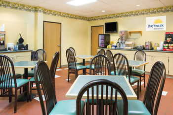 Hotel Days Inn And Suites Bridgeport