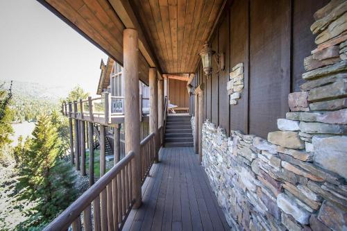 Windsong Manor Lake-view Chalet