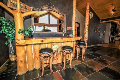 Windsong Manor Lake-view Chalet