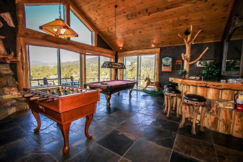 Windsong Manor Lake-view Chalet