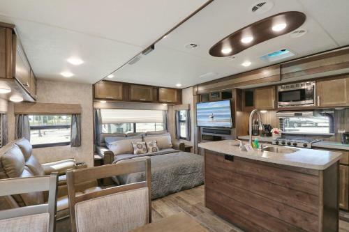 Sunshine Key King Travel Trailer 3