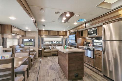 Sunshine Key King Travel Trailer 7