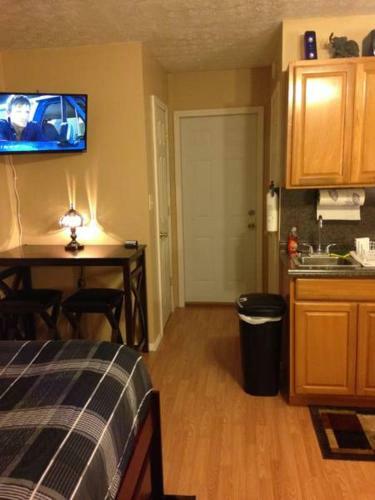 Lewis & Pearl Vacation Apartment A