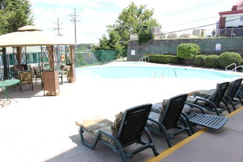 Hotel Branson Surrey Inn