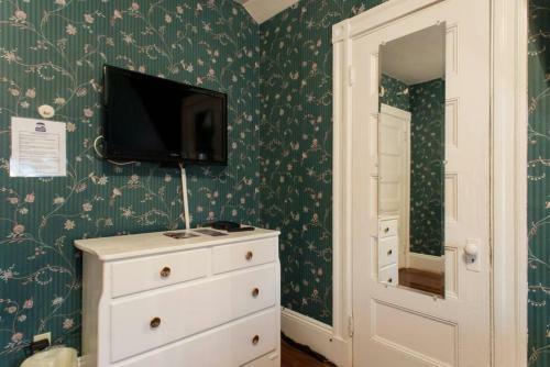 Posada The Coolidge Corner Guest House: A Brookline Bed And Breakfast