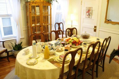 Posada The Coolidge Corner Guest House: A Brookline Bed And Breakfast