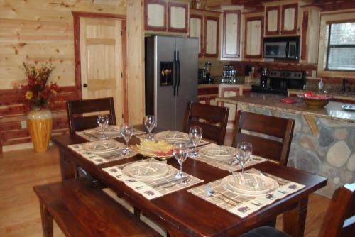 Four Seasons Lodge Broken Bow Cabin