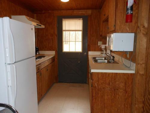 Bay Landing Camping Resort Deluxe Cabin 27