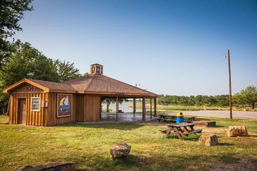 Bay Landing Camping Resort Cabin 7